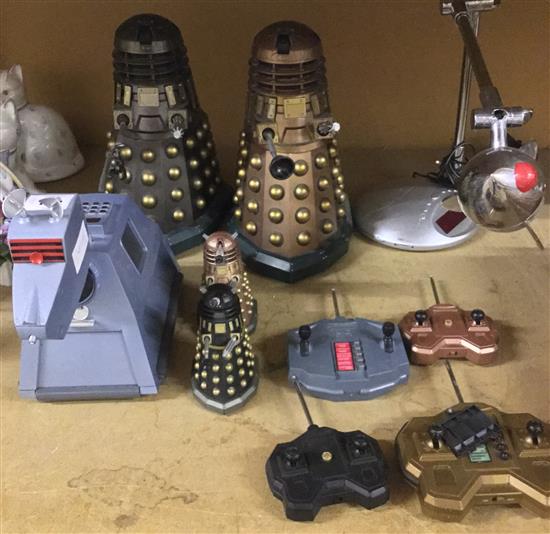 Dr Who Daleks, 5 Knine remote control toys and a space ship lamp(-)